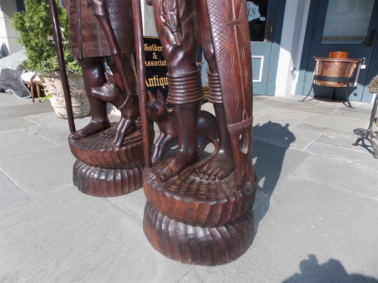Paar figurale Schnitzereien der Igorot-Dynastie von Jägern und Jägerinnen, um 1900 im Zustand „Hervorragend“ im Angebot in Hollywood, SC