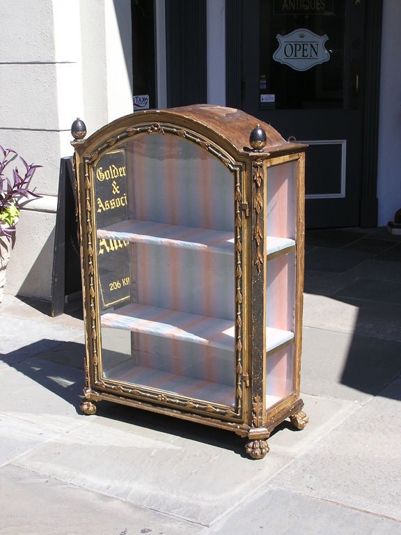 Italian Neoclassical Painted and Gilt Wood Arched Glass Display Case, Circa 1790 In Excellent Condition For Sale In Hollywood, SC