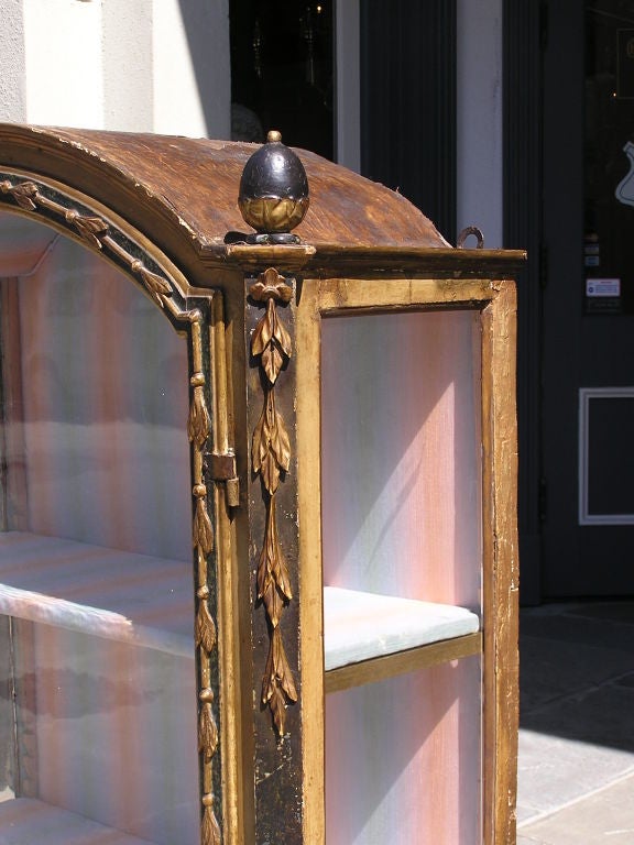 Italian Neoclassical Painted and Gilt Wood Arched Glass Display Case, Circa 1790 For Sale 1