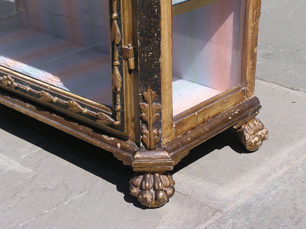 Italian Neoclassical Painted and Gilt Wood Arched Glass Display Case, Circa 1790 For Sale 2