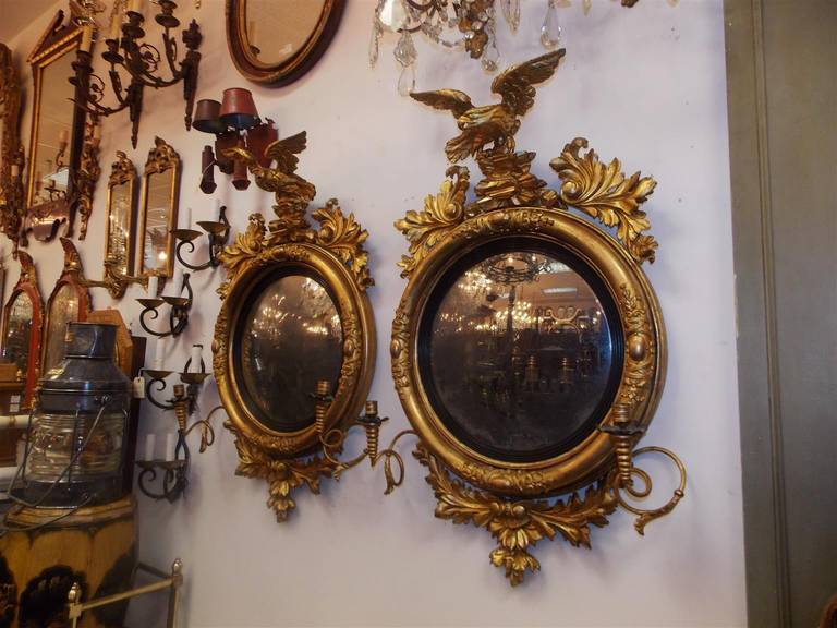 Colonial américain Paire de miroirs girandoles américains en bois sculpté et doré avec un aigle, vers 1800 en vente