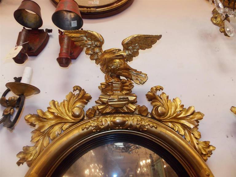 Américain Paire de miroirs girandoles américains en bois sculpté et doré avec un aigle, vers 1800 en vente