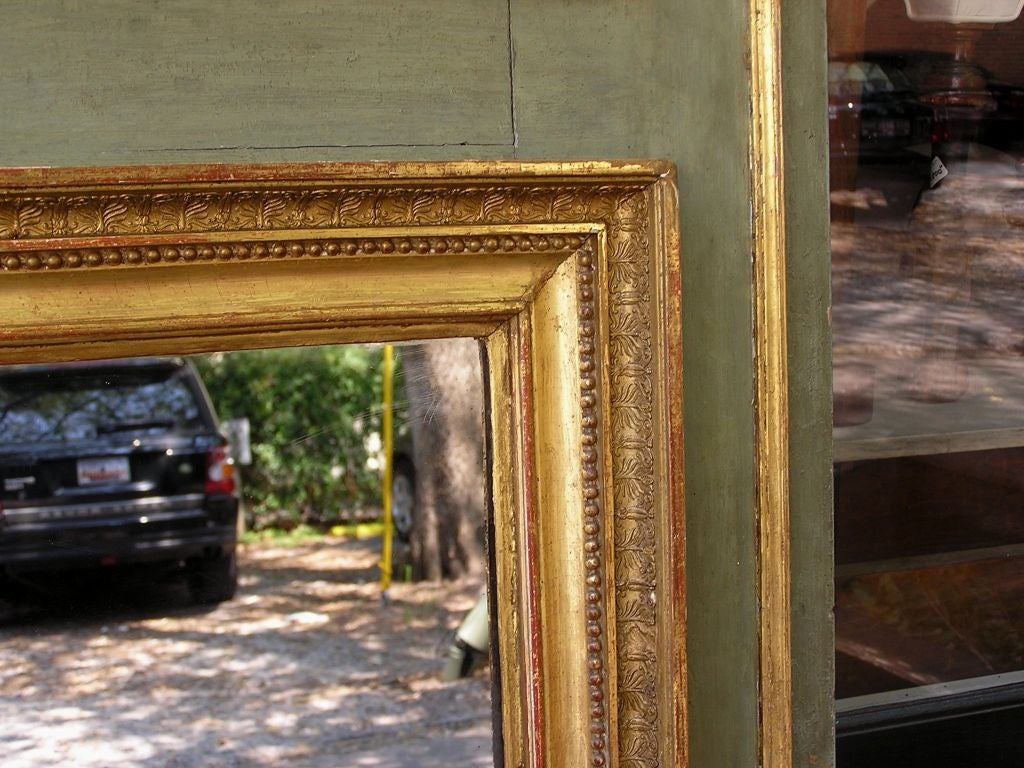 Miroir Trumeau peint et doré en forme de chérubin et de perles, vers 1780 Excellent état - En vente à Hollywood, SC