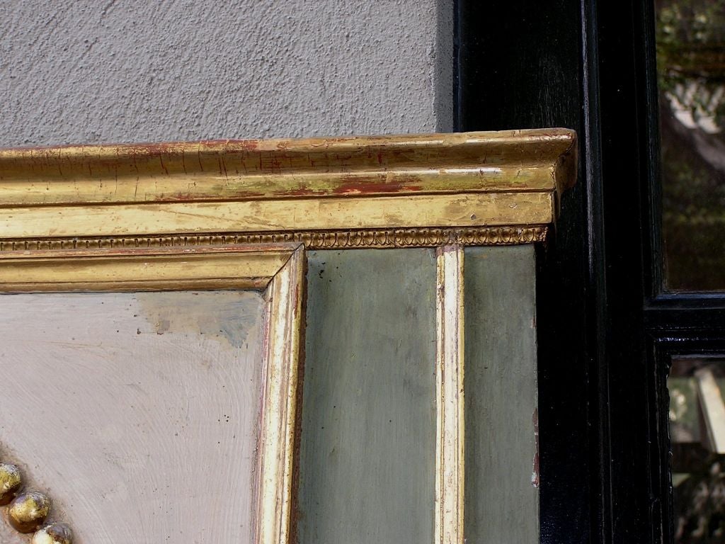 Fin du XVIIIe siècle Miroir Trumeau peint et doré en forme de chérubin et de perles, vers 1780 en vente