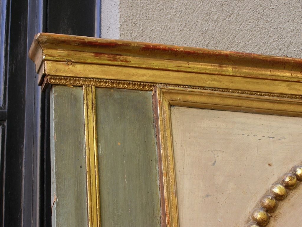 Miroir Trumeau peint et doré en forme de chérubin et de perles, vers 1780 en vente 1