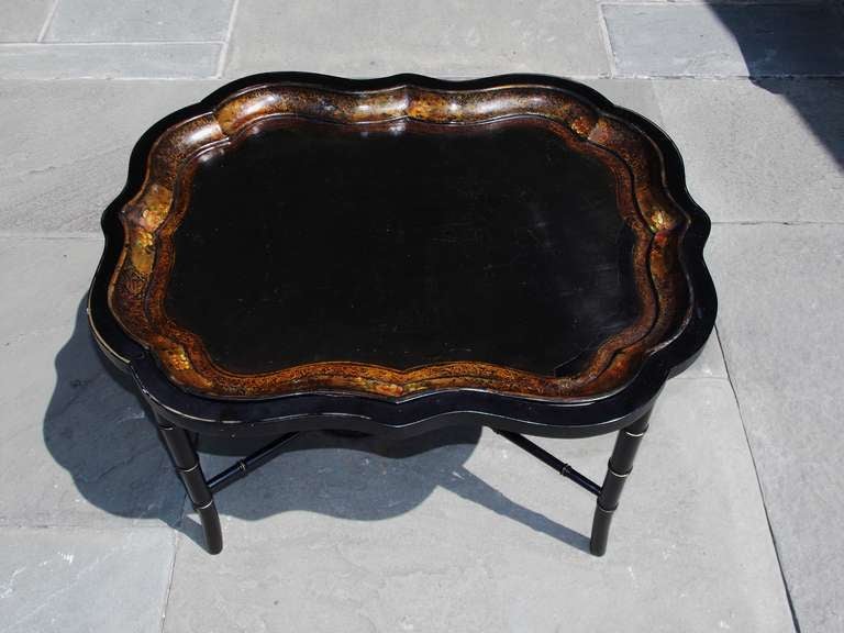 Britannico Vassoio di cartapesta smerlato inglese su supporto. Circa 1815 in vendita