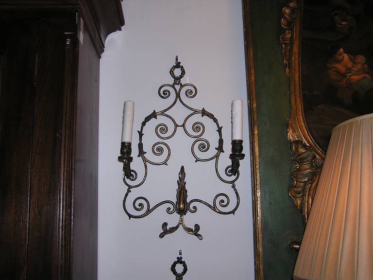 Coppia di sconsigliere francesi a due bracci in bronzo.  Circa 1840 In condizioni ottime in vendita a Charleston, SC
