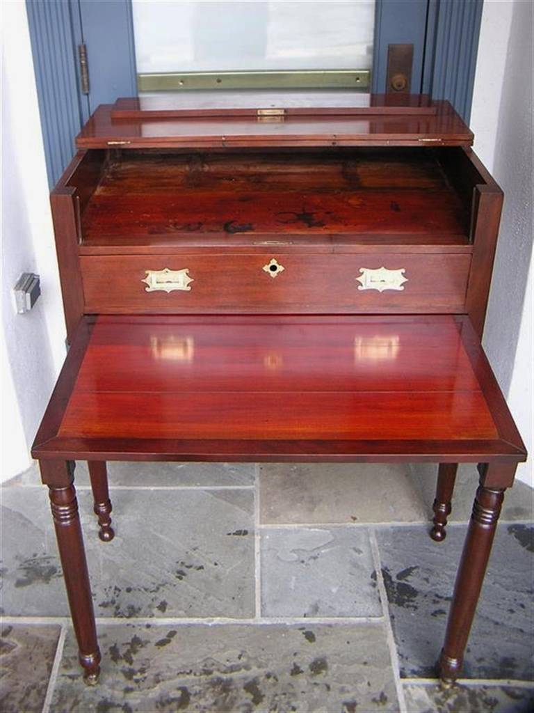 Amerikanischer Sheraton-Mahagoni-Kampagnenschreibtisch.  Um 1810 im Zustand „Hervorragend“ im Angebot in Charleston, SC