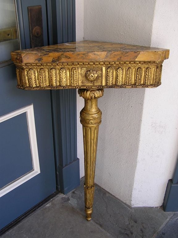 Pair of English Gilt and Marble Corner Consoles In Excellent Condition For Sale In Hollywood, SC