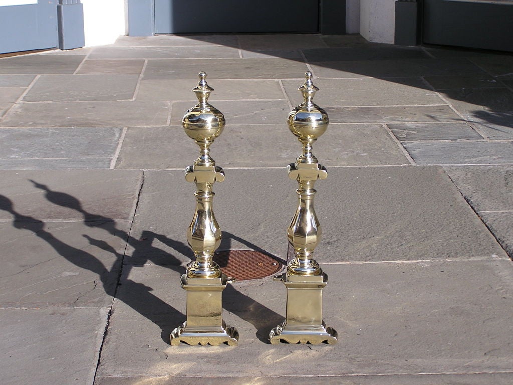 Paar Charleston Messing Andirons mit facettierten finial Ball oben, bauchige zentriert Spalte, passende finial log stoppt, und endend auf quadratischen & Scroll Sockel.