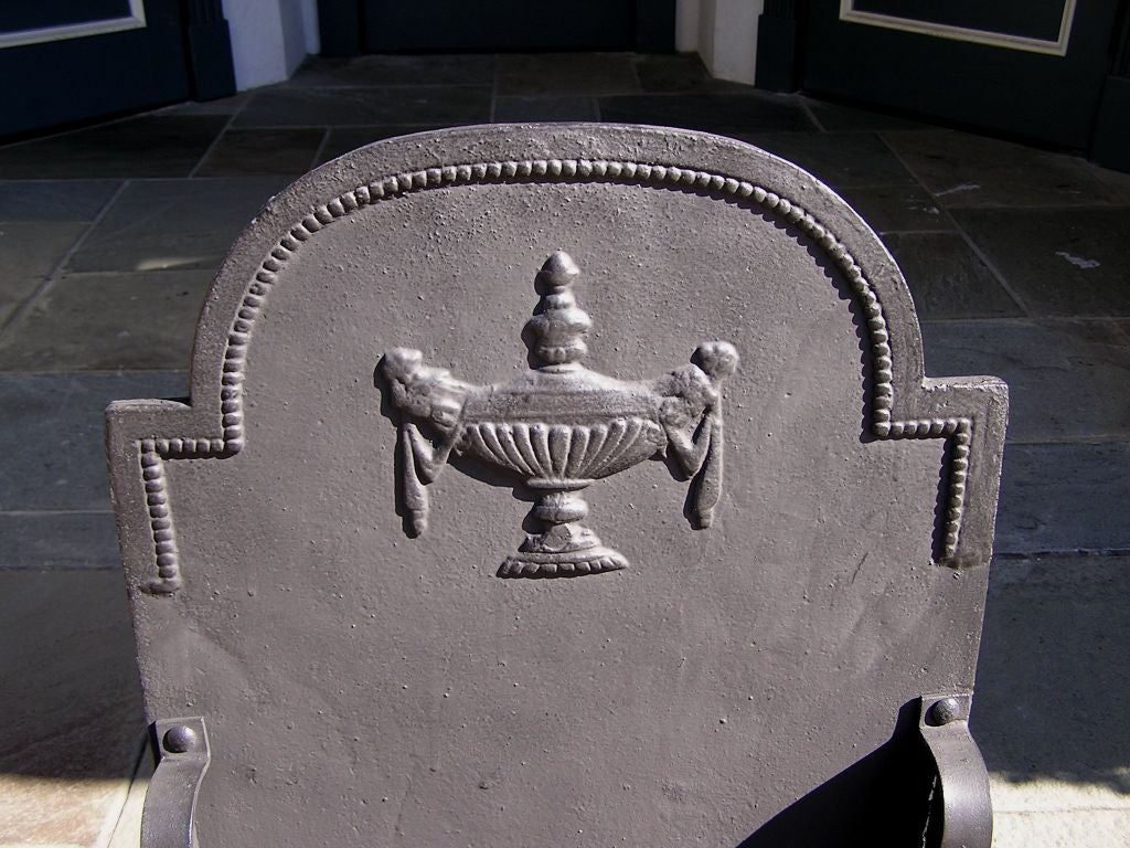 Moulage Grille de charbon anglaise à feuillage serpentin gravée en laiton et fonte, vers 1790 en vente