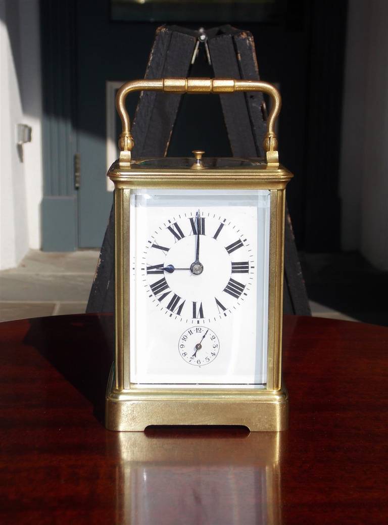 Französische Kutschenuhr aus Messing mit abgeschrägtem Glas:: Tragegriff und Porzellanzifferblatt:: bestehend aus Zeit:: Schlag:: Alarm und Wiederholung.  Die Uhr wurde in Frankreich hergestellt und von J.E. Caldwell aus Philadelphia:: PA::