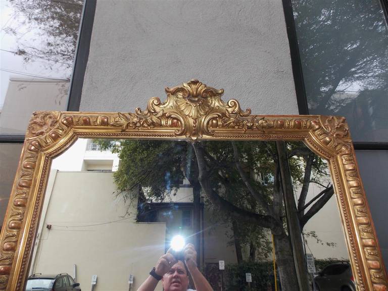 French Gilt Carved Wood Red Lacquered Floral Crest Wall Mirror, Circa 1810 In Excellent Condition For Sale In Hollywood, SC