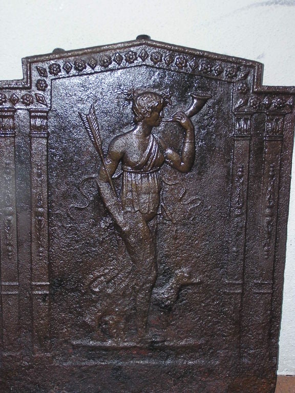 Fin du XVIIIe siècle Plaque de cheminée en fonte anglaise à motif figuratif et canin.  Circa 1780 en vente