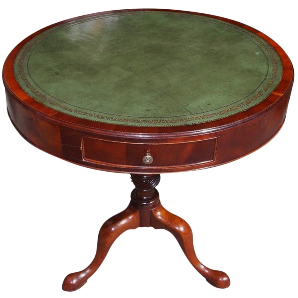 Table à tambour en acajou anglais avec dessus en cuir.  Circa 1830
