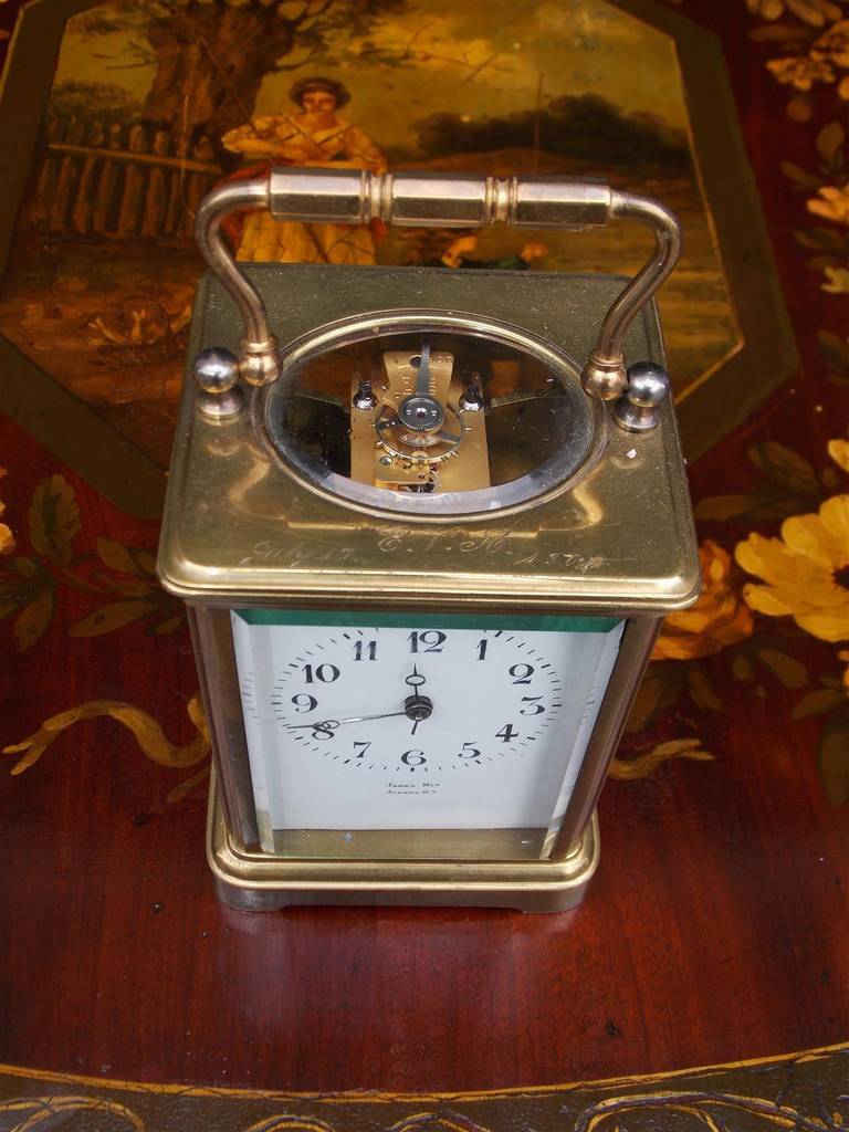 Horloge miniature à chariot en laiton américain avec verre biseauté, New York.  C. 1850 Excellent état - En vente à Hollywood, SC