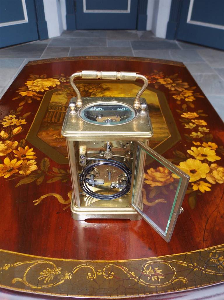 Verre Horloge miniature à chariot en laiton américain avec verre biseauté, New York.  C. 1850 en vente