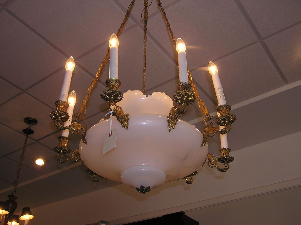 Lustre français en opaline et bronze doré Excellent état - En vente à Hollywood, SC