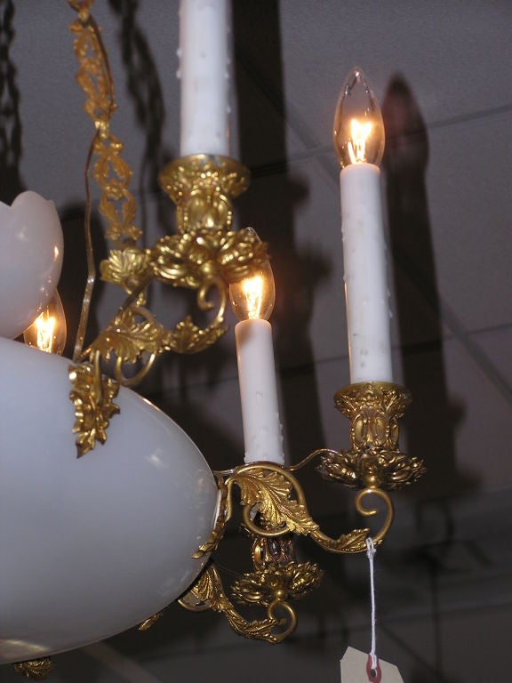 XIXe siècle Lustre français en opaline et bronze doré en vente