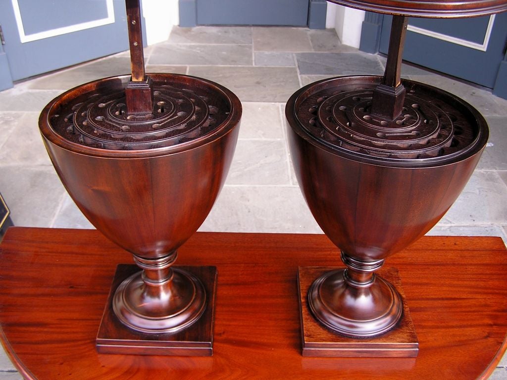Paar amerikanische Mahagoni-Urnen-Keramikkästchen mit geriffeltem Medaillon Gallery C 1820 im Angebot 3