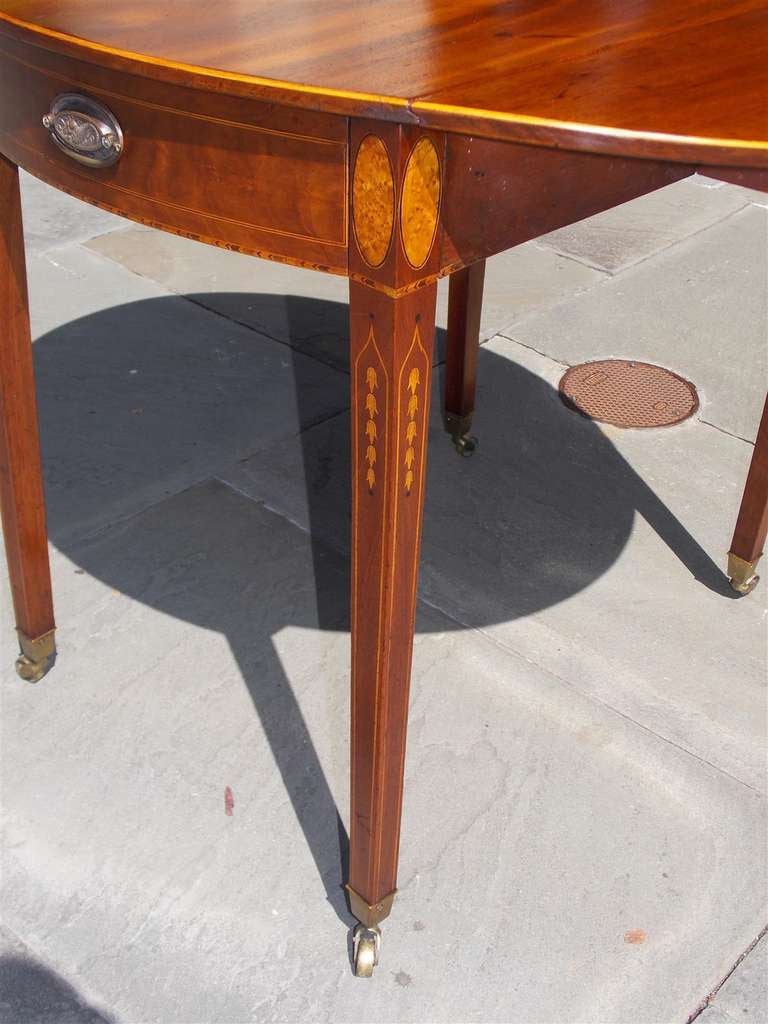 Amerikanischer Pembroke-Tisch aus Mahagoni und Seidenholz mit Intarsien. Rhode Island.  Um 1790 (Messing) im Angebot