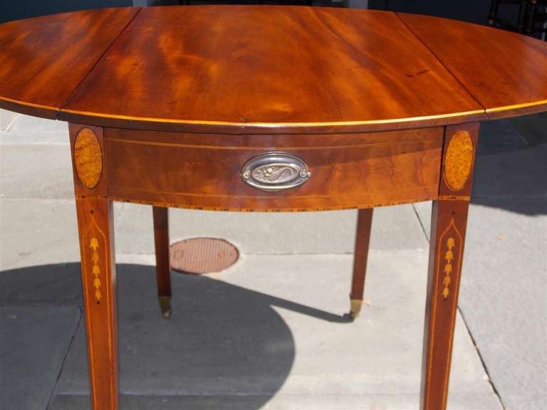 Amerikanischer Pembroke-Tisch aus Mahagoni und Seidenholz mit Intarsien. Rhode Island.  Um 1790 (Handgeschnitzt) im Angebot