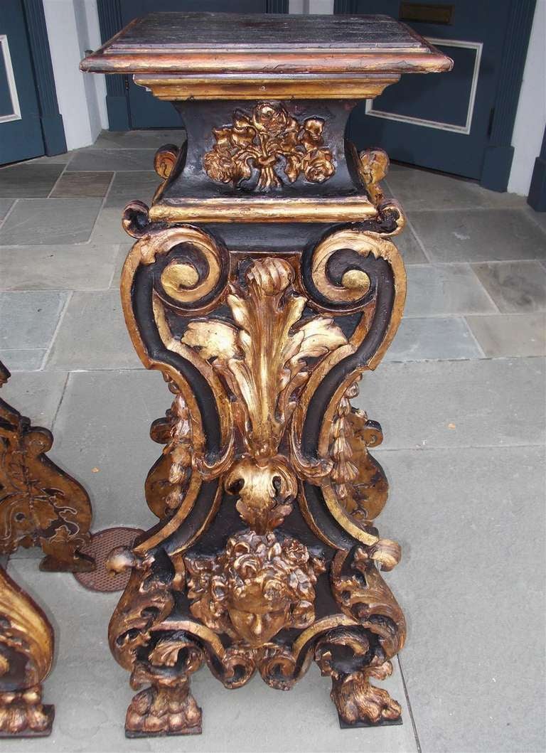 Paire de piédestaux italiens peints et dorés. Années 1770 environ en vente 4