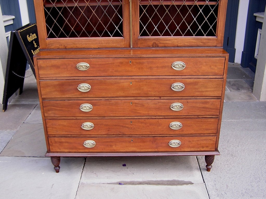 Librería inglesa de caoba de la Regencia con puertas batientes flanqueadas de latón, c. 1790 finales del siglo XVIII en venta
