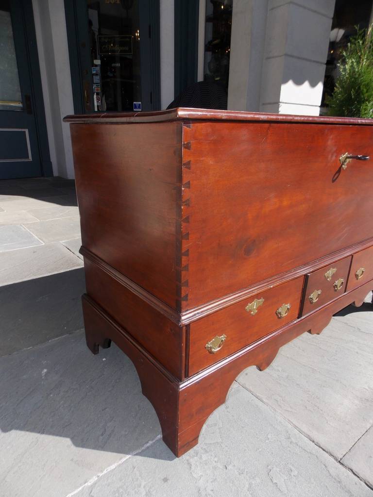 American Queen Anne Walnut Blanket Chest, Pennsylvania, Circa 1740 In Excellent Condition In Hollywood, SC