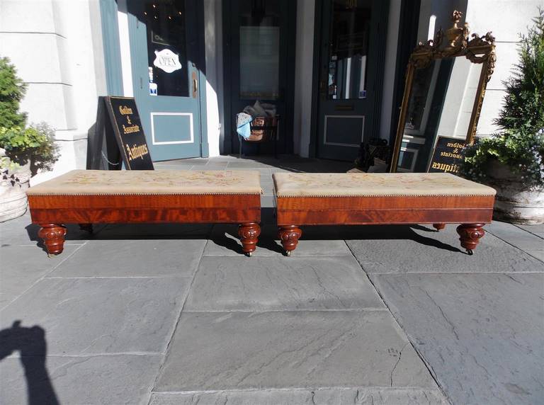 Classique américain Paire de bancs d'entrée américains en acajou flammé, tapissés à l'aiguille. Baltimore, datant d'environ 1820 en vente