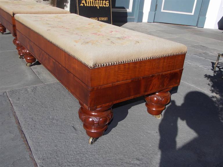Paire de bancs d'entrée américains en acajou flammé, tapissés à l'aiguille. Baltimore, datant d'environ 1820 en vente 1