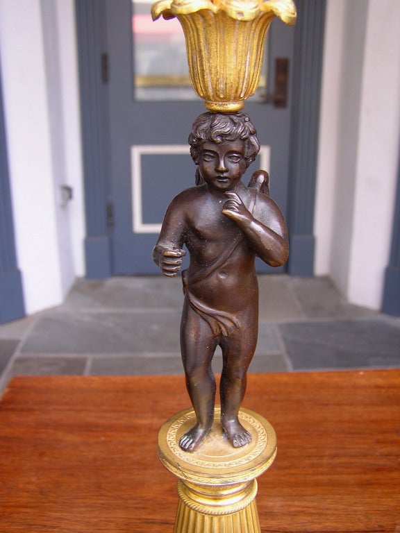 XIX secolo Coppia di candelabri francesi a cherubino in ormolu in vendita