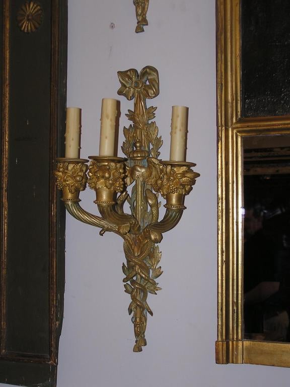 Fait main Paire d'appliques italiennes à trois bras en bronze doré et ornementation de rubans et de feuillages. Datant d'environ 1820 en vente