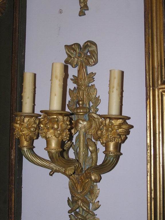 Début du XIXe siècle Paire d'appliques italiennes à trois bras en bronze doré et ornementation de rubans et de feuillages. Datant d'environ 1820 en vente
