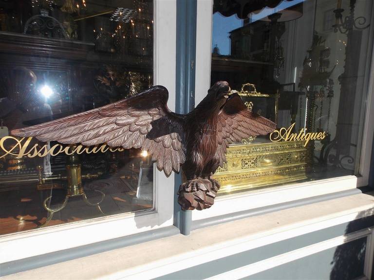 Stile impero americano Aquila appollaiata in noce americano intagliato. Circa 1840 in vendita