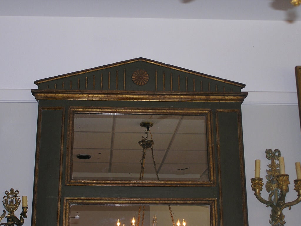 French Palladian Painted & Gilt Trumeau Mirror with Floral Medallions, C. 1810 In Excellent Condition For Sale In Hollywood, SC