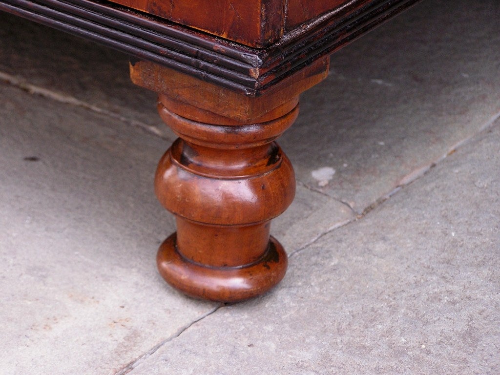 Fino al XVIII secolo Cassettiera inglese in legno di tasso in vendita