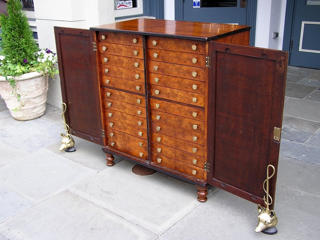 Cassettiera inglese in legno di tasso in vendita 1