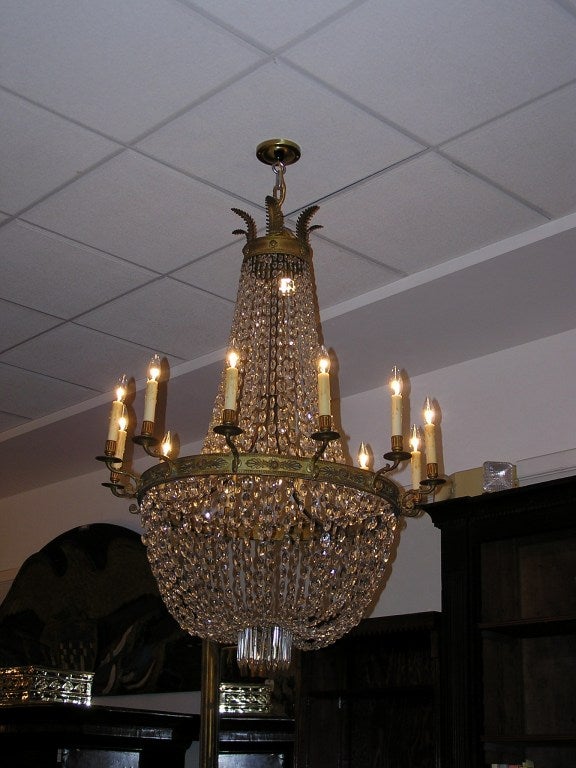 Louis XVI Lustre de style Régence française à douze lumières en bronze doré et cristal, vers 1790 en vente
