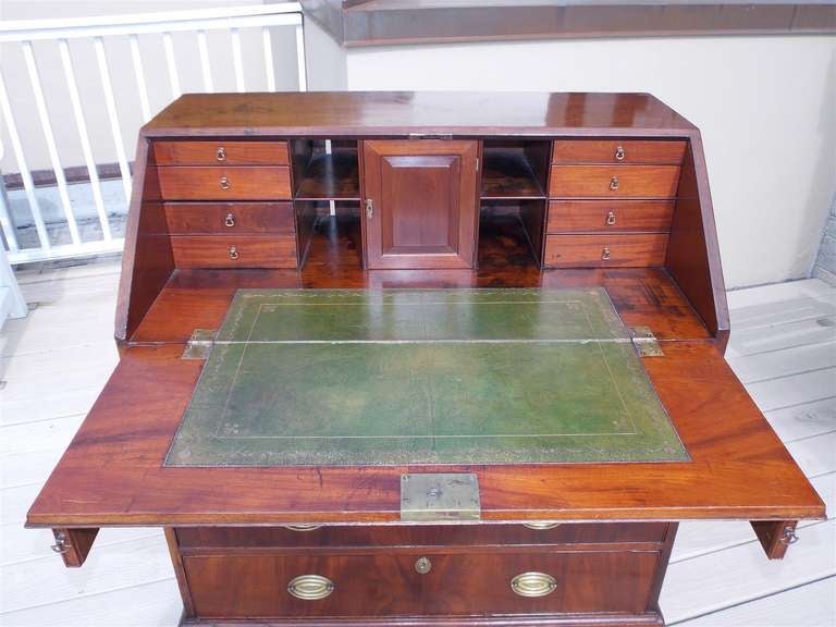 Englischer Mahagoni-Schreibtisch mit schräger Vorderseite.  Um 1780 im Angebot 1