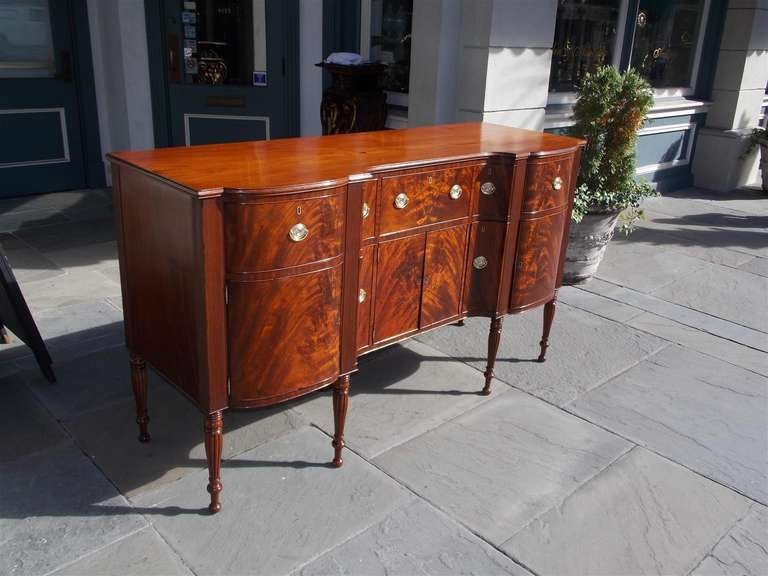 American Mahogany Sideboard.  Boston, Circa 1800 In Excellent Condition In Charleston, SC