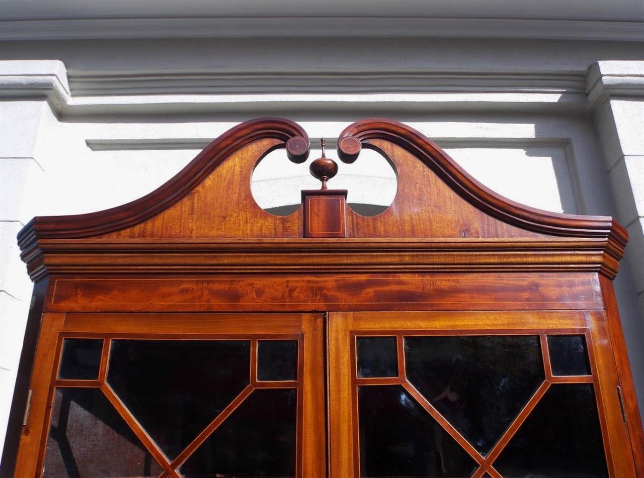 Elegant American Mahogany Satinwood Inlaid Corner Cupboard,  Va , Circa 1800  In Excellent Condition For Sale In Hollywood, SC