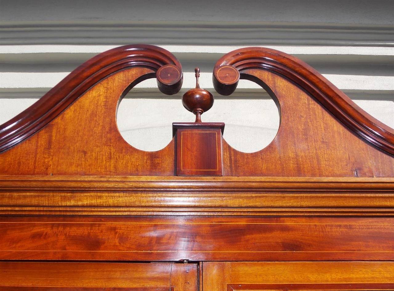 Elegante armario esquinero de caoba americana con incrustaciones de madera satinada,  Va , Circa 1800 en Excelente estado para la venta en Charleston, SC