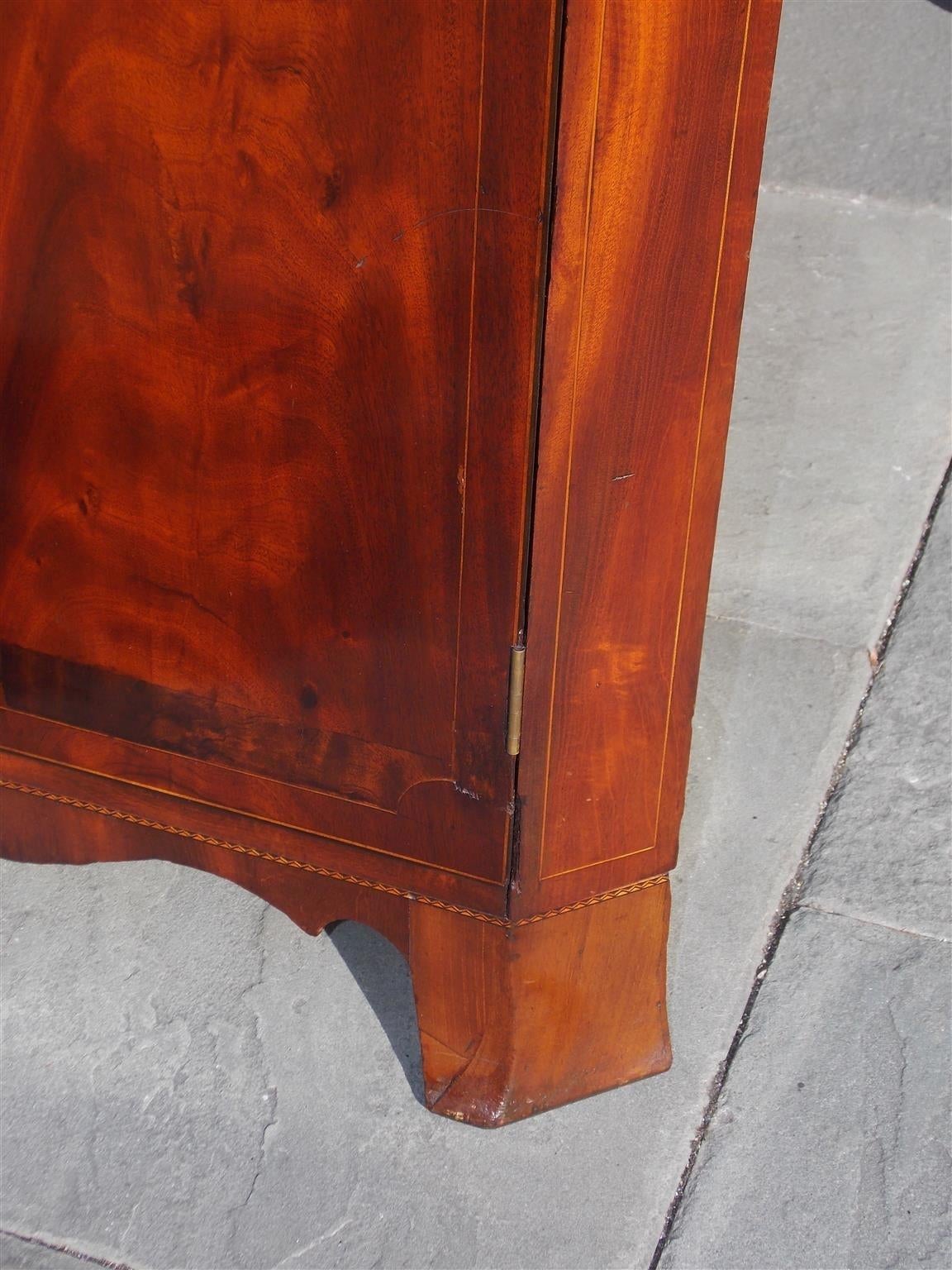 Elegante armario esquinero de caoba americana con incrustaciones de madera satinada,  Va , Circa 1800 en venta 2