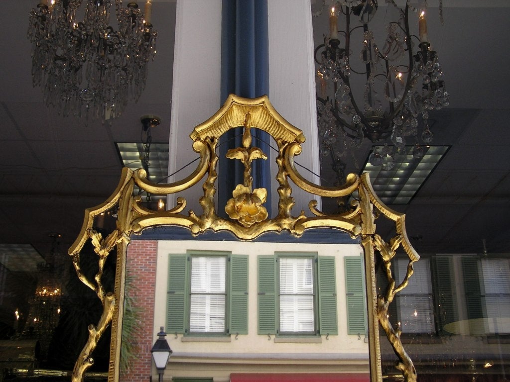 Italienischer vergoldeter geblümter Spiegel (18. Jahrhundert und früher) im Angebot