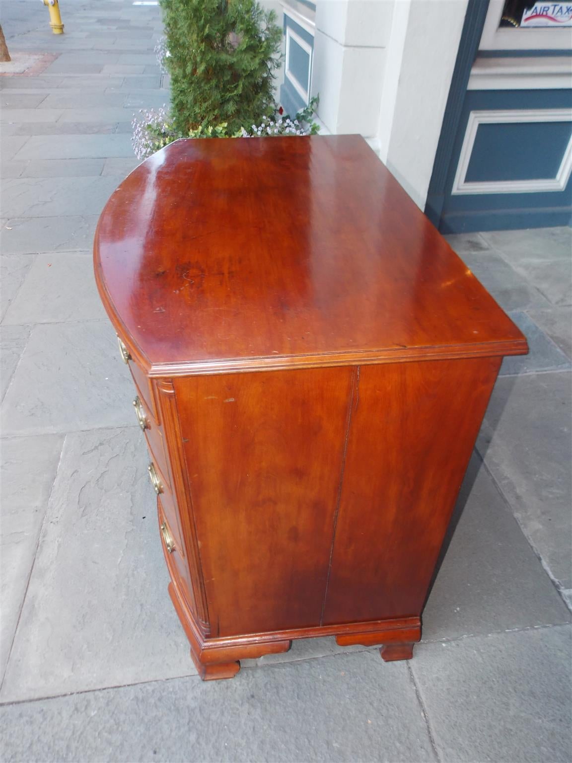 American Cherry Bow Front Graduated Chest of Drawers. Rhode Island.  Circa 1780 For Sale 1