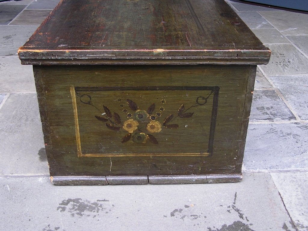 American White Pine Decorative Floral Painted Blanket Chest , NY, Circa 1819 For Sale 2