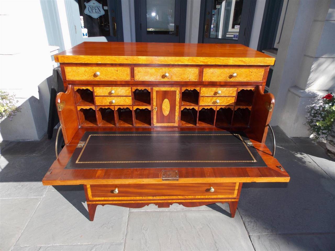 American Hepplewhite Mahogany Burl Ashe Butlers Desk. Circa 1800 In Excellent Condition In Charleston, SC
