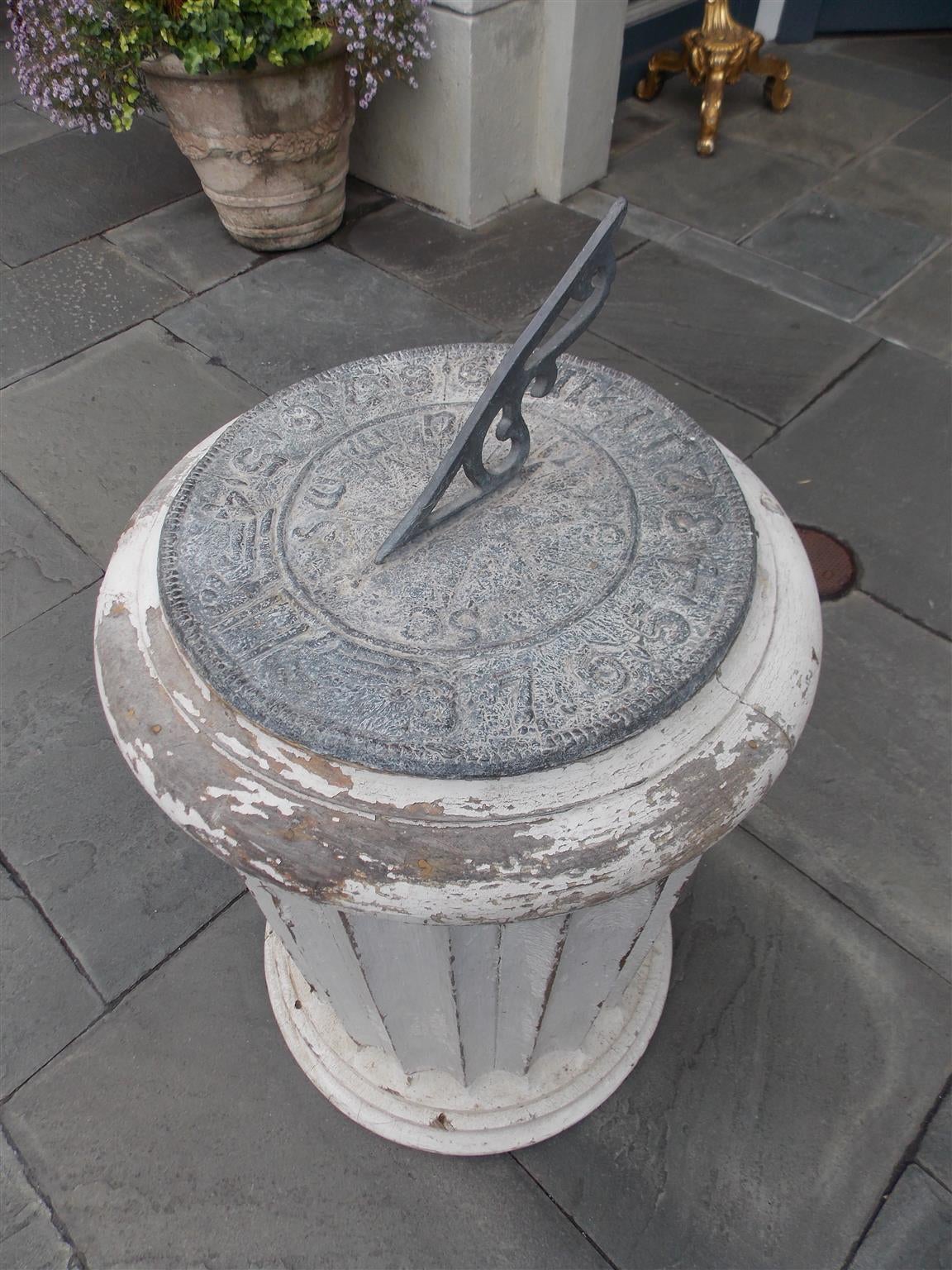 Sundial anglais en plomb sur socle en bois peint Circa 1840 en vente 1