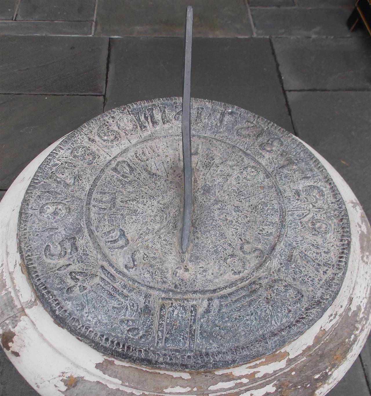 Sundial anglais en plomb sur socle en bois peint Circa 1840 en vente 2